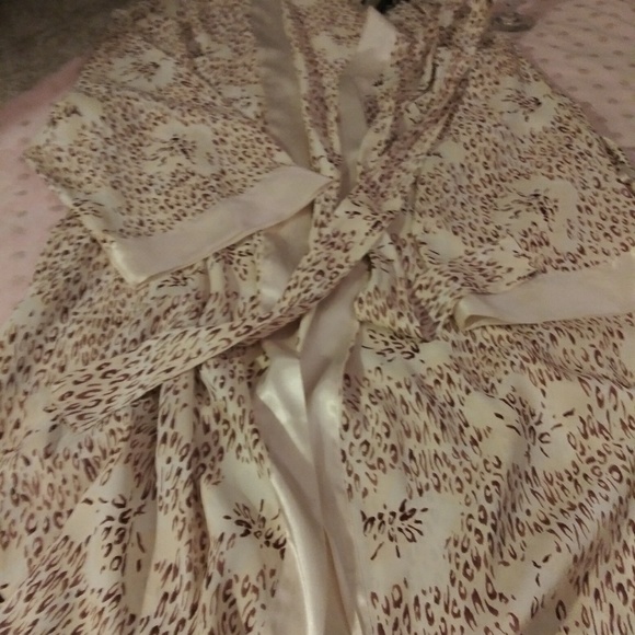 Silky robe - Picture 2 of 7